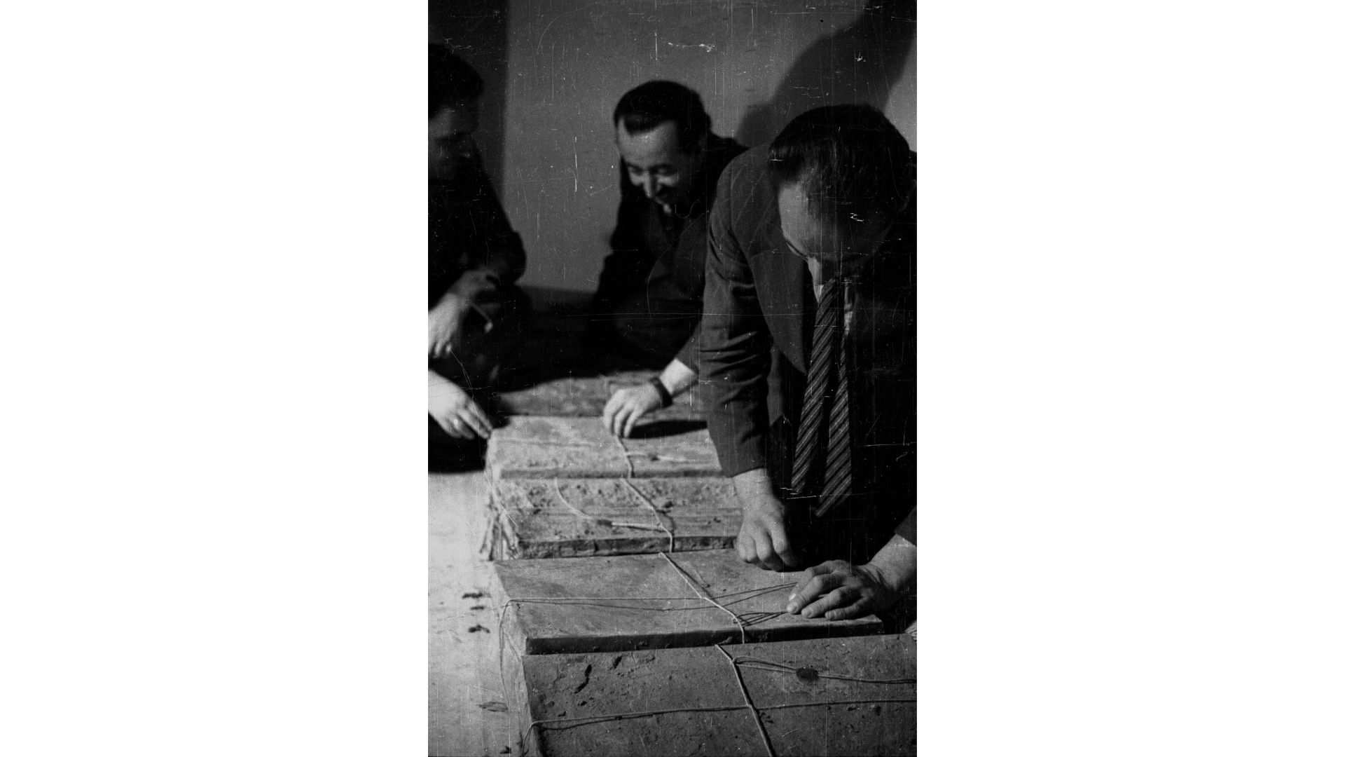 Documents of the  Ringelblum Archives removed from the rubble at 68 Nowolipki Street. From right Hersz Wasser. PAP/Wladyslaw Forbert.