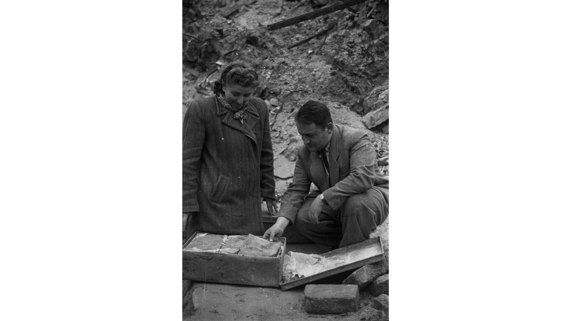 Discovery of the metal boxes with the 1st part of documents of the so called Ringelblum Archives. From left Bluma Wasser, the wife of Hersz Wasser and member of Oneg Shabbat. PAP/Wladyslaw Forbert.